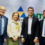 Romanelli, Gleisi Hoffmann, Guilherme Sampaio e Arilson Chiorato durante reunião na ANTT, em Brasília, que definiu o cancelamento de cobranças indevidas do pedágio eletrônico free flow no Paraná.