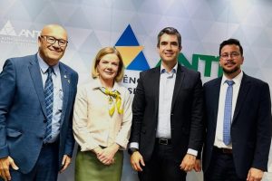 Romanelli, Gleisi Hoffmann, Guilherme Sampaio e Arilson Chiorato durante reunião na ANTT, em Brasília, que definiu o cancelamento de cobranças indevidas do pedágio eletrônico free flow no Paraná.