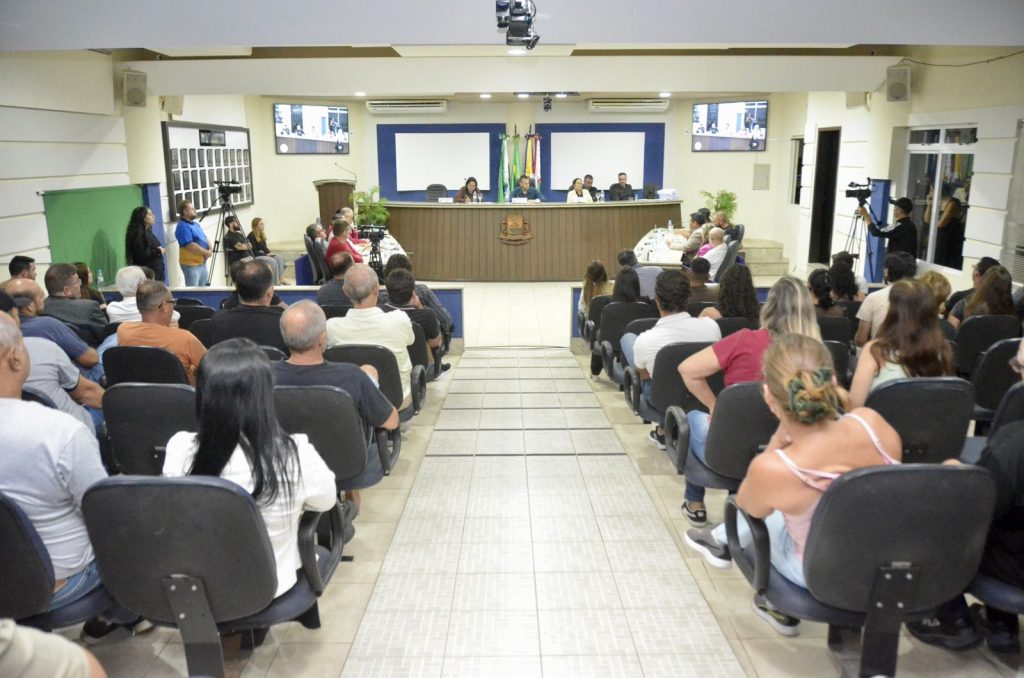 Sessão marcada por plenário cheio, debates intensos e embates entre vereadores terminou com a rejeição das contas de 2023 do ex-prefeito Roberto Justus por 9 votos a 4.