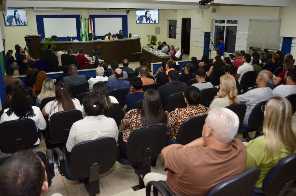 Sessão marcada por plenário cheio, debates intensos e embates entre vereadores terminou com a rejeição das contas de 2023 do ex-prefeito Roberto Justus por 9 votos a 4.