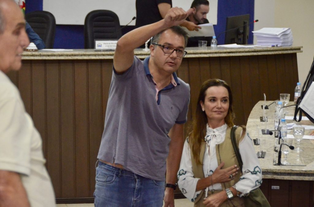 Ex-prefeito Roberto Justus reage com revolta após votação, troca ofensas com vereadores e causa tensão no plenário da Câmara de Guaratuba.
