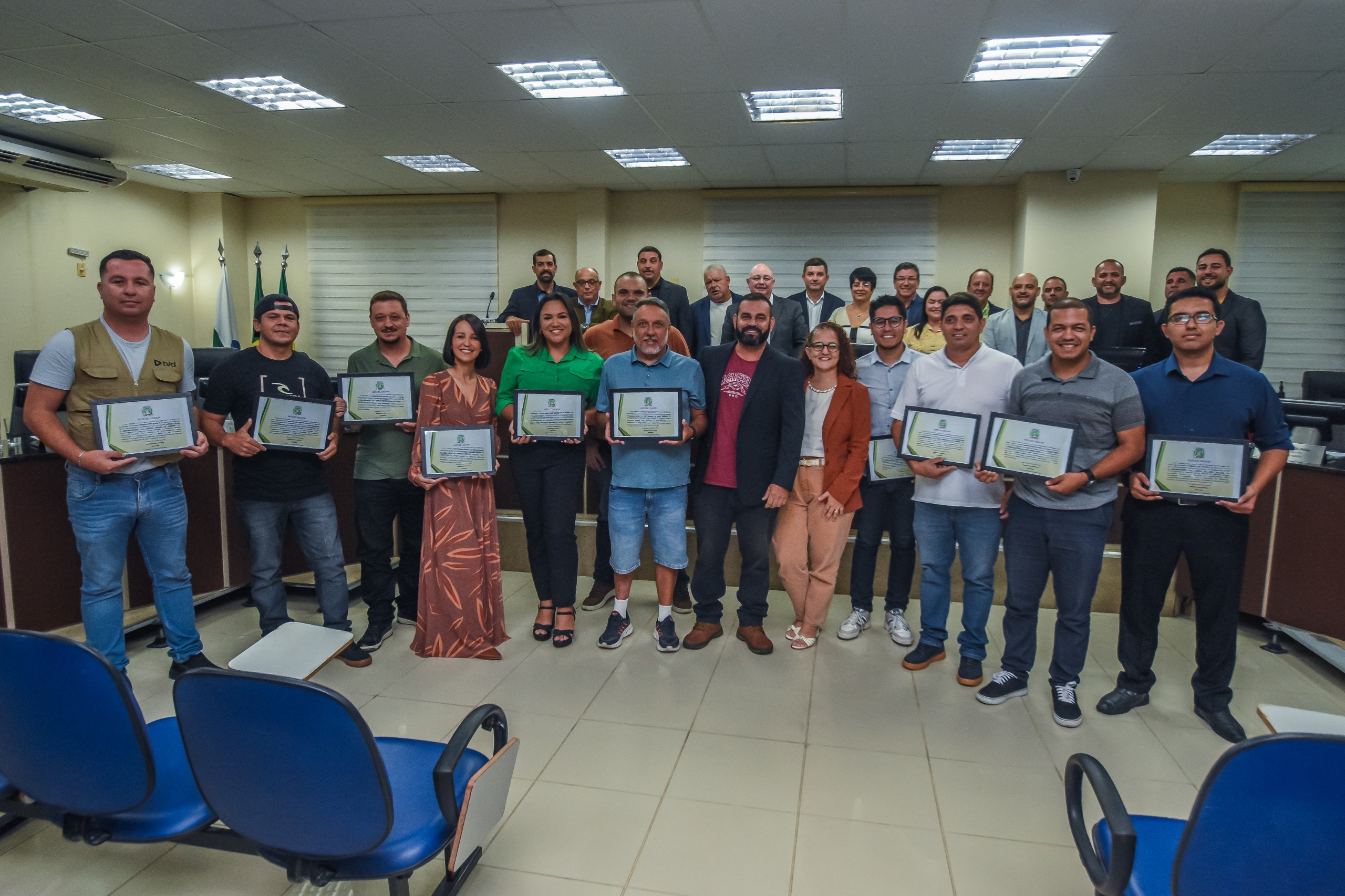 Câmara de Paranaguá homenageia jornalistas pela cobertura do incêndio no Instituto de Educação