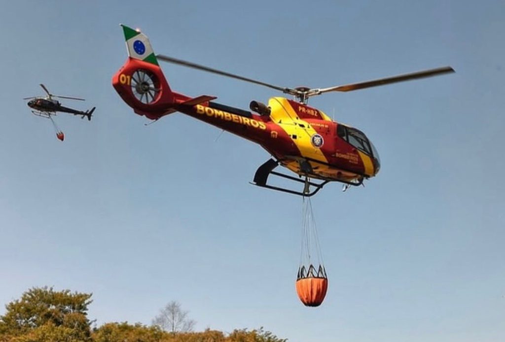 Diante das dificuldades, foi acionado apoio aéreo para auxiliar na contenção do fogo. Foto: JB Litoral