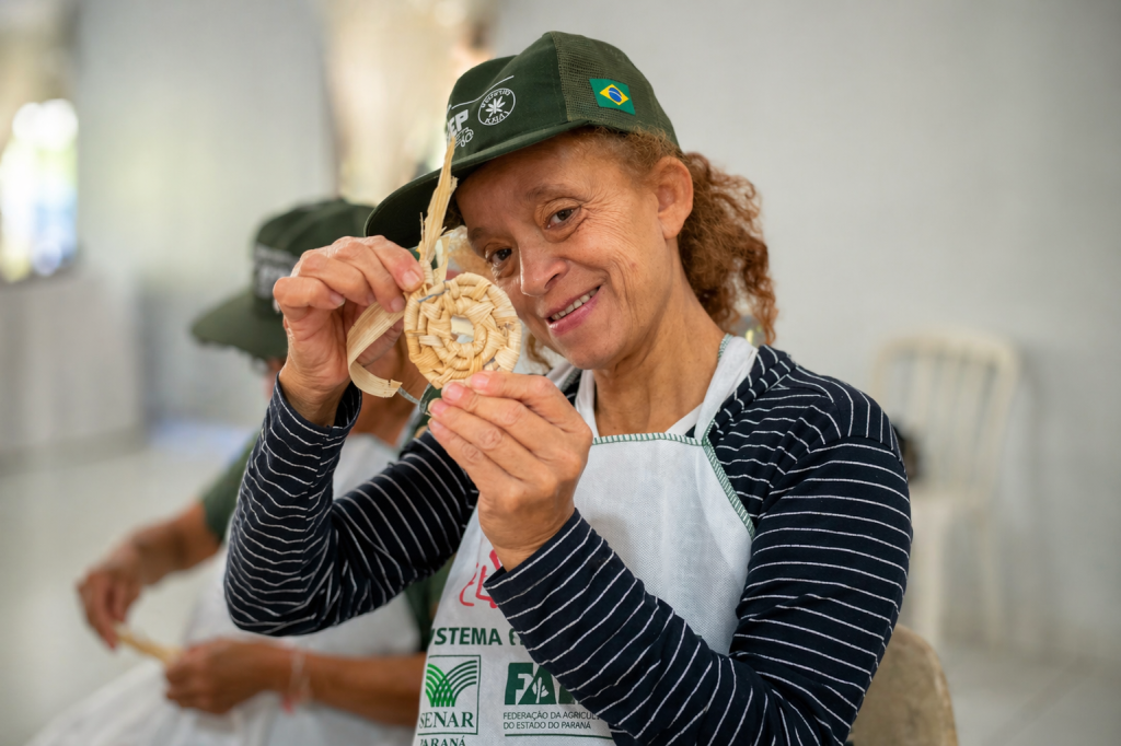 Mulheres transformam palha de milho em arte e renda na área rural de Cachoeira, em Antonina
