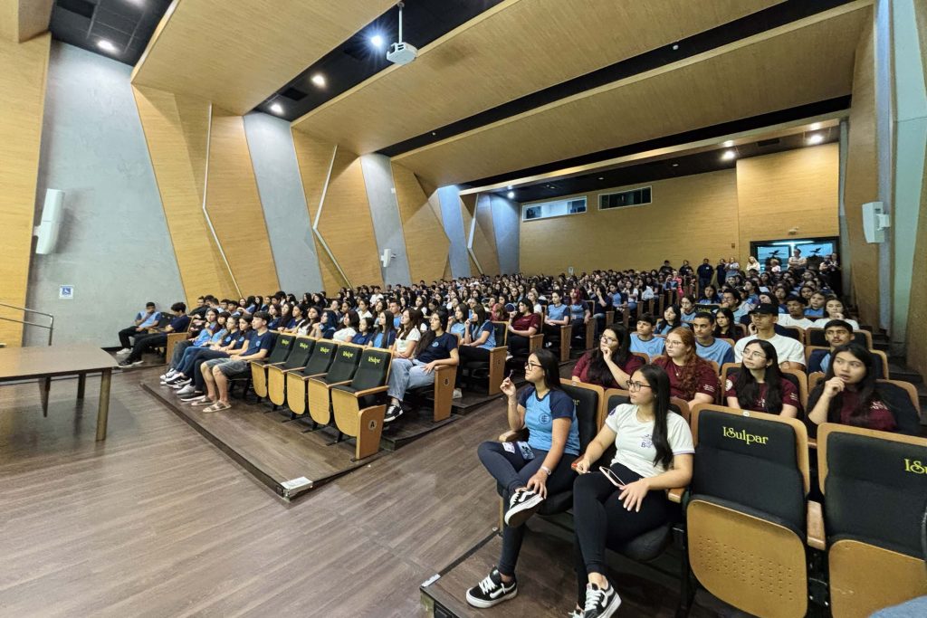 estudantes foram recepcionados no auditorio do isulpar