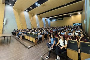 estudantes foram recepcionados no auditorio do isulpar