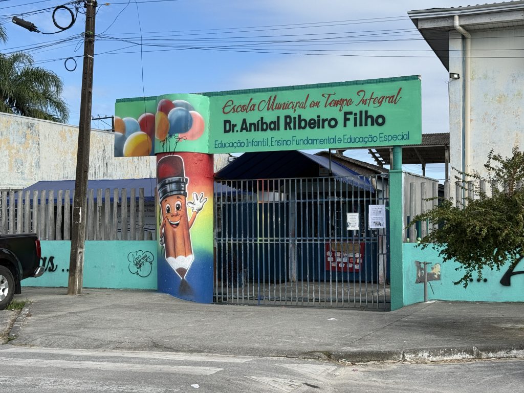 ESCOLA MUNICIPAL DR. ANÍBAL RIBEIRO FILHO – PARANAGUÁ – Foto Maria Heiffer JB Litoral (2) – 01.04