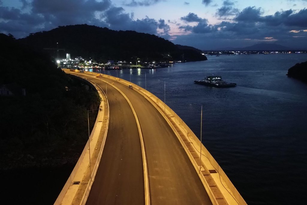 Ponte recebe 211 postes de luz com tons amarelados para não atrapalhar o meio ambiente. Foto: Gediel Mendes/ Consórcio Supervisor Ponte de Guaratuba
