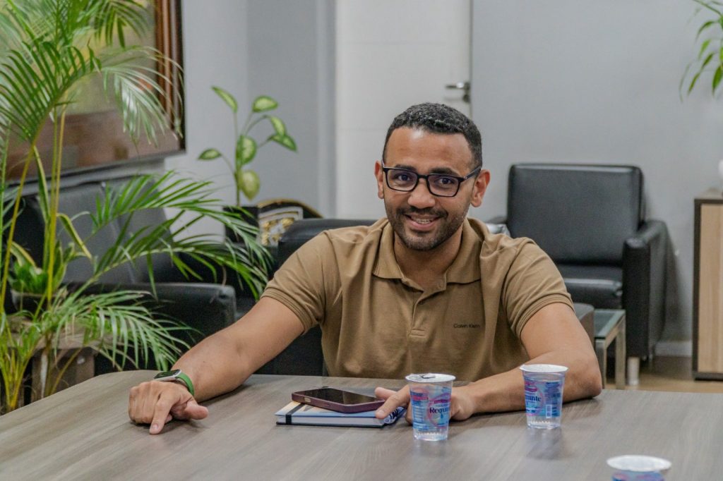 O secretário de Educação de Paranaguá, Thiago Casas do Nascimento, o Thiago Sonho, explicou alguns dos investimentos. Foto: Prefeitura de Paranaguá