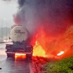 Caminhão pega fogo na BR-376, em Guaratuba