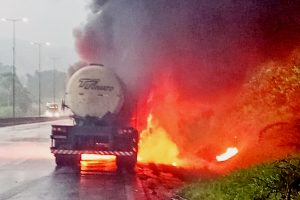 Caminhão pega fogo na BR-376, em Guaratuba