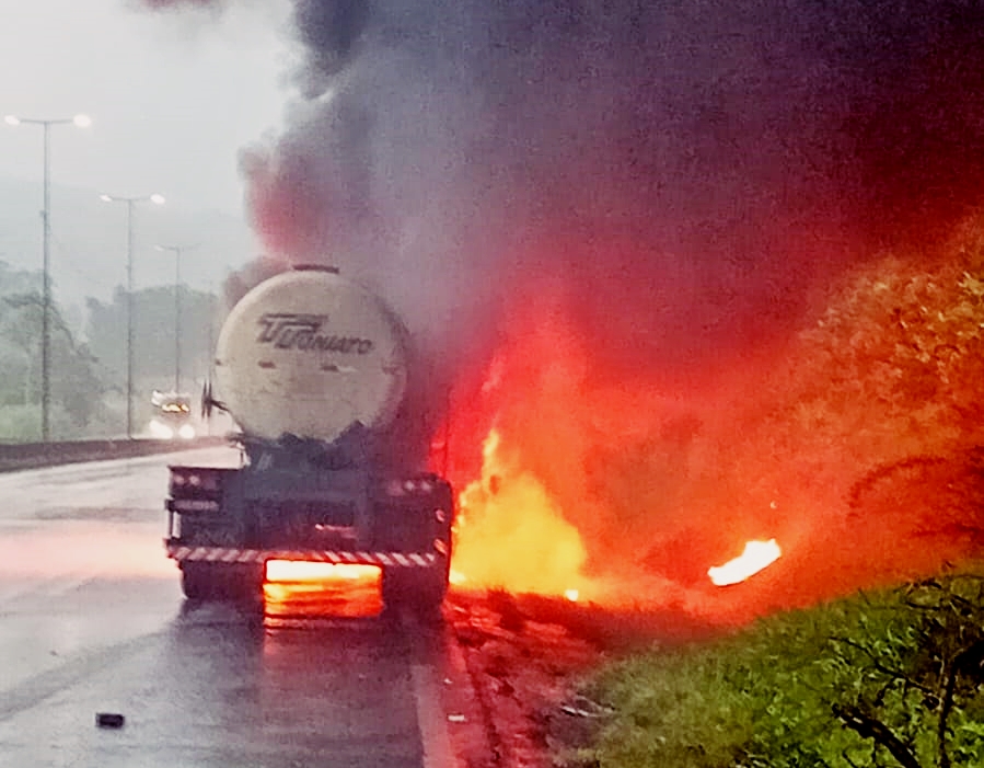 Caminhão pega fogo na BR-376, em Guaratuba