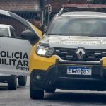 Carro recuperado pela PM na Vila Cruzeiro