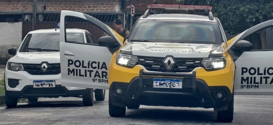 Carro recuperado pela PM na Vila Cruzeiro