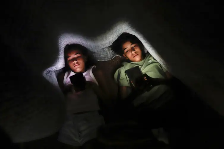 Crianças com celular Foto: Joédson Alves/Agência Brasil