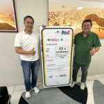 Secretário de Saúde, Adonis Furuushi, recebeu, juntamente com o prefeito, o comprovante simbólico dos recursos para a construção de uma UBS, dentro do Novo PAC. Foto: Prefeitura de Guaratuba