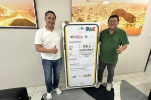 Secretário de Saúde, Adonis Furuushi, recebeu, juntamente com o prefeito, o comprovante simbólico dos recursos para a construção de uma UBS, dentro do Novo PAC. Foto: Prefeitura de Guaratuba