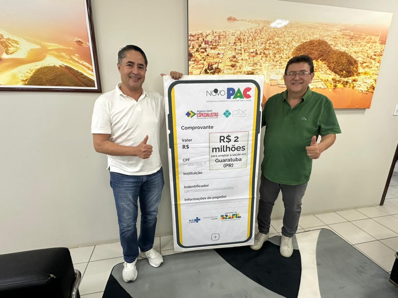 Secretário de Saúde, Adonis Furuushi, recebeu, juntamente com o prefeito, o comprovante simbólico dos recursos para a construção de uma UBS, dentro do Novo PAC. Foto: Prefeitura de Guaratuba