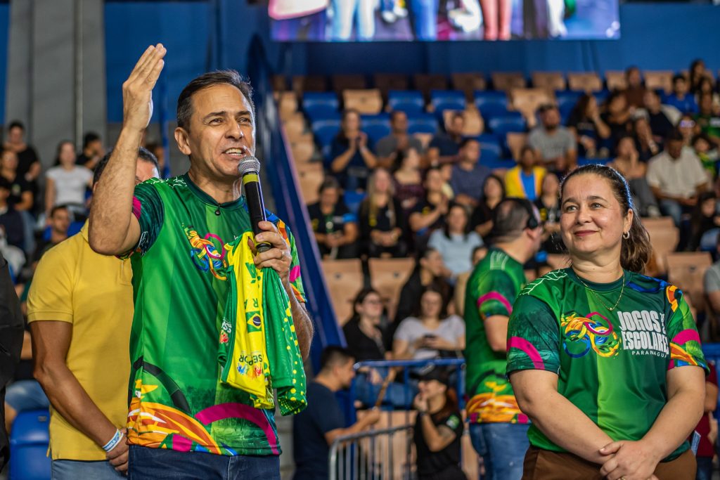 Prefeito de Paranaguá, Adriano Ramos, discursou na abertura dos Jogos Escolares, acompanhado pela primeira-dama, Patrícia Bamvakiades Ramos