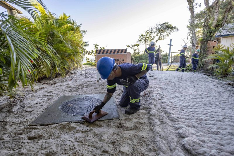 Obras de saneamento na Ilha do Mel, em Paranaguá. Foto Daniel CastellanoArquivo SEDEST