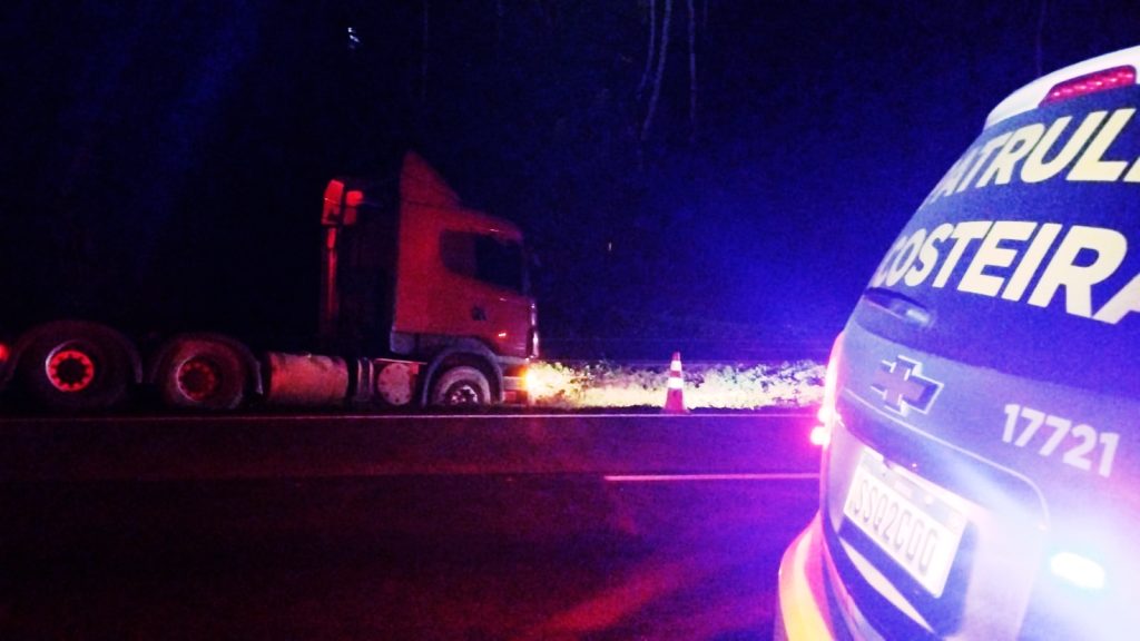 Caminhão furtado em Santa Catarina recuperado pela PM em Paranaguá
