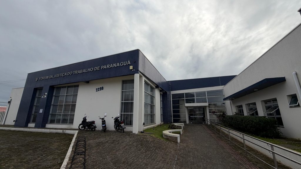 FACHADA FÓRUM DA JUSTIÇA E DO TRABALHO DE PARANAGUÁ (2) – FOTO MAISY PIRES