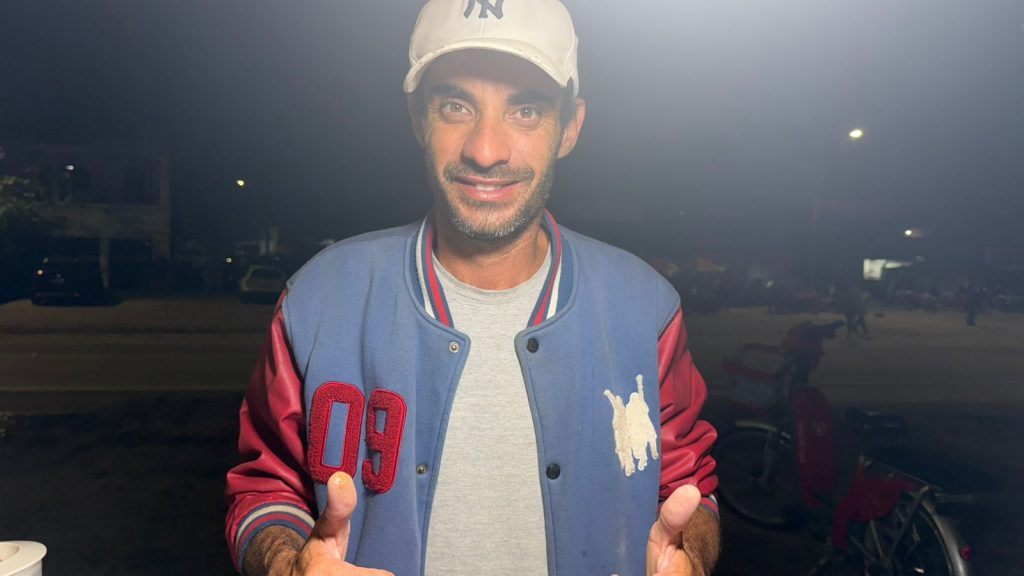 Jonathan de Jesus foi um dos vendedores do comércio ambulante cadastrados para trabalhar nos dias de evento ; ANIVERSÁRIO MATINHOS – AMBULANTE