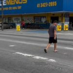 Faixas de pedestres na Avenida Bento Munhoz da Rocha Neto