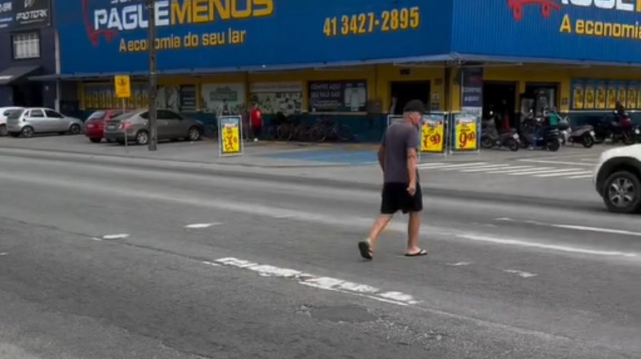 Faixas de pedestres na Avenida Bento Munhoz da Rocha Neto