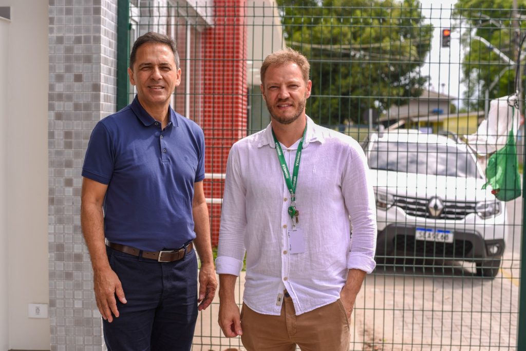 Prefeito Adriano Ramos (à esq.) e o secretário municipal de Saúde, Daniel Fangueiro (à dir.); segundo Ramos, substituição da fundação por credenciamento de escala vai gerar economia ao Município. Foto: Prefeitura de Paranaguá