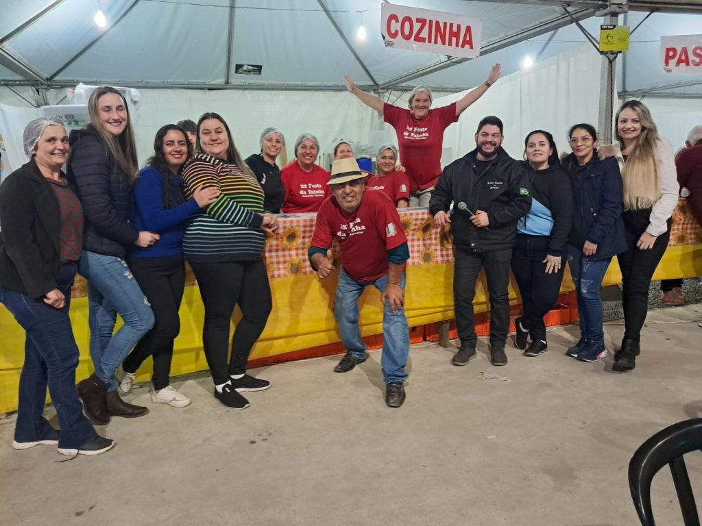 Organizadores da 23ª Festa da Tainha, realizada pela comunidade em parceria com as APMFs do CMEI Junara e do CMEI Sara Mesquita, com apoio da Prefeitura de Matinhos. Foto: Divulgação
