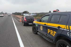 PRF apreende carro na BR-277