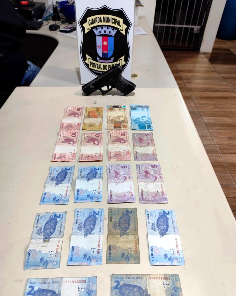Simulacro, drogas e dinheiro apreendidos pela GCM em Pontal do Paraná
