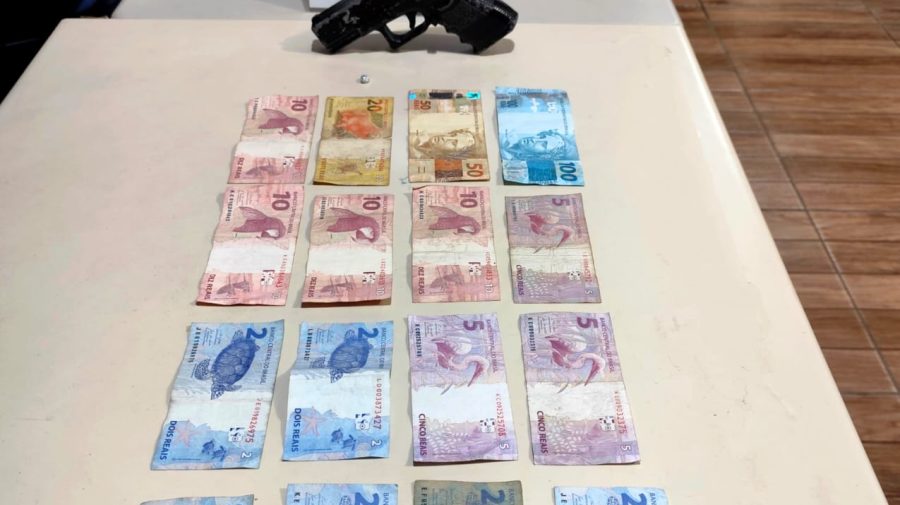 Simulacro, drogas e dinheiro apreendidos pela GCM em Pontal do Paraná