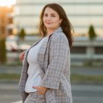 Nos dias frios, montar produções que unam conforto térmico, boa mobilidade e aparência refinada exige atenção a detalhes que fazem diferença no resultado. Na moda plus size, esse cuidado passa menos por seguir regras rígidas e mais por entender proporção, tecido, caimento e combinação de camadas de forma funcional.