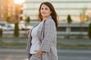 Nos dias frios, montar produções que unam conforto térmico, boa mobilidade e aparência refinada exige atenção a detalhes que fazem diferença no resultado. Na moda plus size, esse cuidado passa menos por seguir regras rígidas e mais por entender proporção, tecido, caimento e combinação de camadas de forma funcional.
