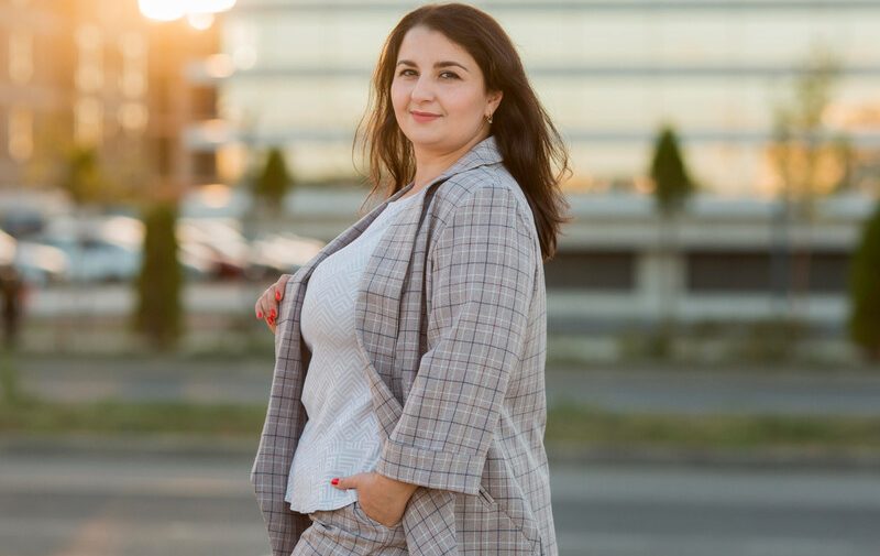 Nos dias frios, montar produções que unam conforto térmico, boa mobilidade e aparência refinada exige atenção a detalhes que fazem diferença no resultado. Na moda plus size, esse cuidado passa menos por seguir regras rígidas e mais por entender proporção, tecido, caimento e combinação de camadas de forma funcional.