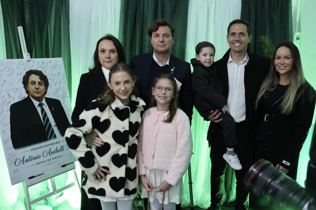 Ao lado de sua família e da família do prefeito Rudão Gimenes, o deputado estadual Anibelli Neto celebrou o título de Cidadão Honorário de Pontal do Paraná.