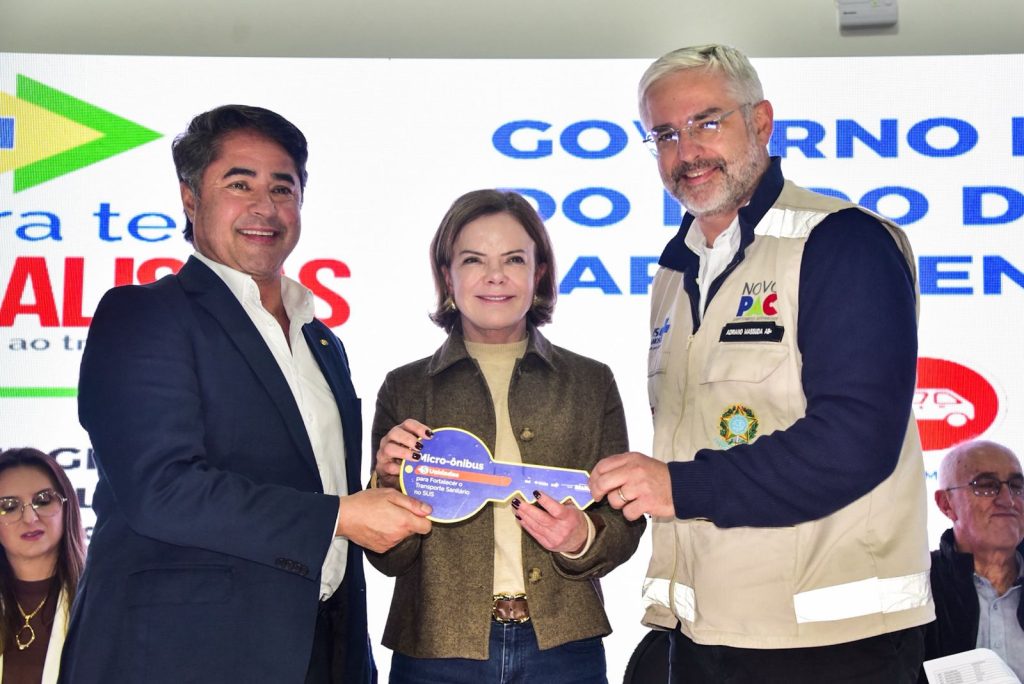 Adonis Furuushi, Gleisi Hoffmann e Adriano Massuda durante a entrega dos novos ônibus destinados à Saúde de Guaratuba Foto Divulgação