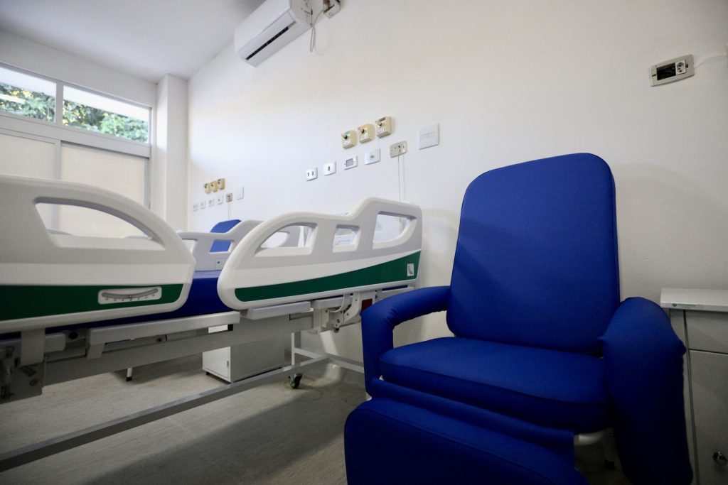 CAMAS E CADEIRAS HOSPITALARES – FOTO PREFEITURA DE ANTONINA (1)