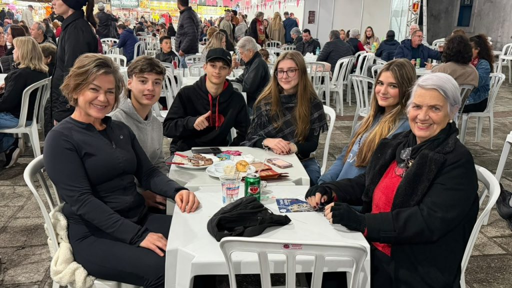 FESTA DO DIVINO – VERA REGINA LOBO E FAMÍLIA