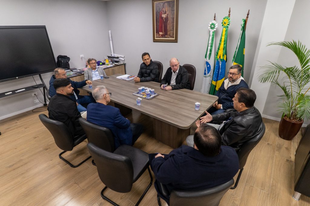 Representantes da Associação Brasileira de Empresas com Instalações Interligadas a Estruturas Portuárias (ABEPI) se reuniram com o prefeito Adriano Ramos. Foto: Prefeitura de Paranaguá