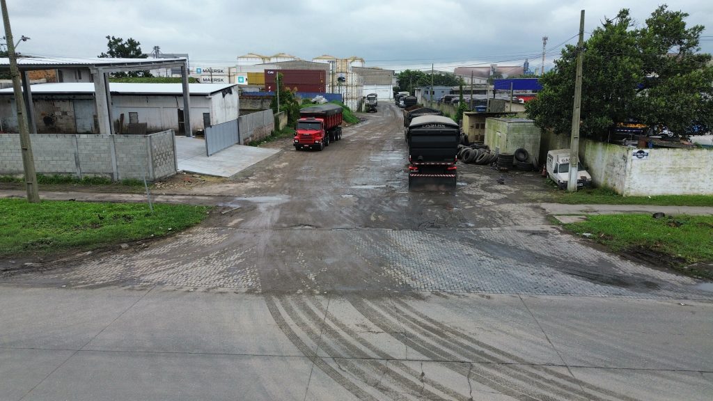 Rua Xavier da Silva entre a R. Soares Gomes e a Av Gov Manoel Ribas
