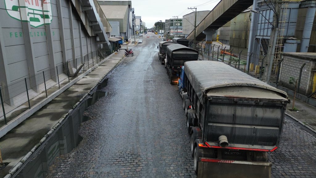 Rua Comendador Correia Junior entre a Rua Manoel Pereira e a Av Gov Manoel Ribas. Foto JB Litoral