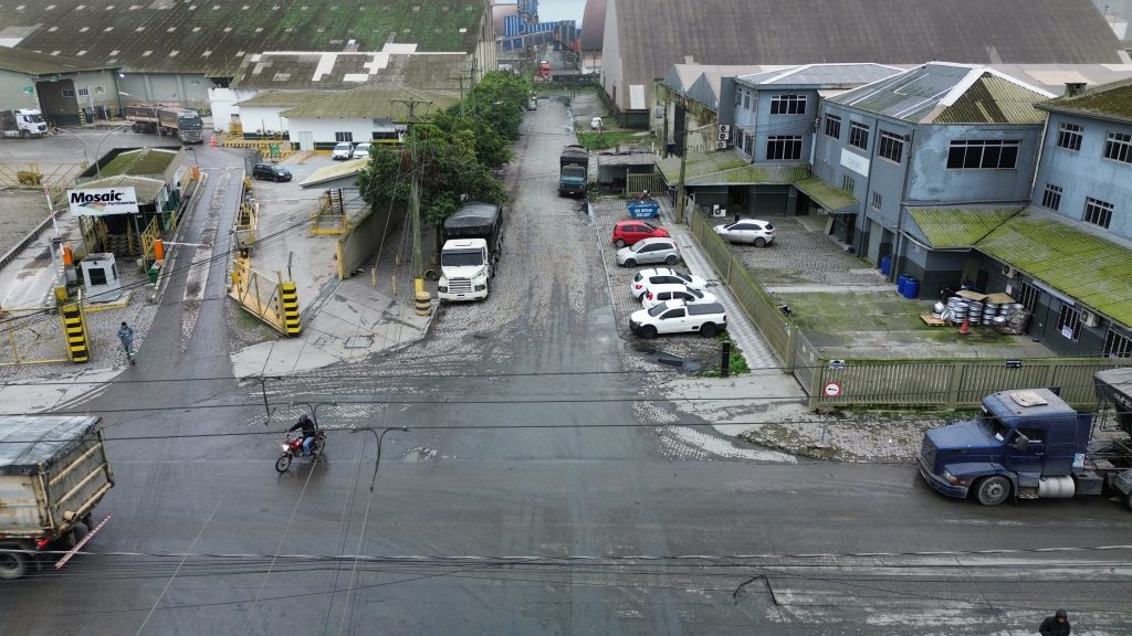 Rua-Gabriel-de-Lara-entre-a-Av-Gov-Manoel-Ribas-e-a-Av-Beto-Rocha. Foto JB Litoral