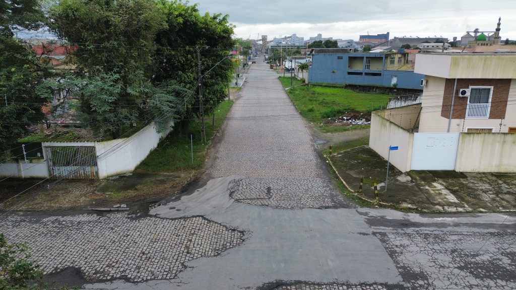 Rua Soares Gomes, entre a R Xavier da Silva e Av Coronel José Lobo. Foto JB Litoral