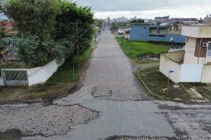 Rua Soares Gomes, entre a R Xavier da Silva e Av Coronel José Lobo. Foto JB Litoral