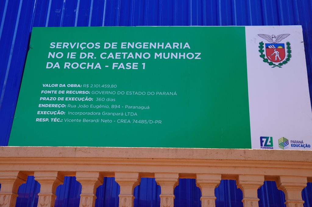 Os serviços iniciais incluem limpeza, cobertura provisória, escoramento das paredes e proteção da estrutura remanescente. Foto Divulgação placa da obras