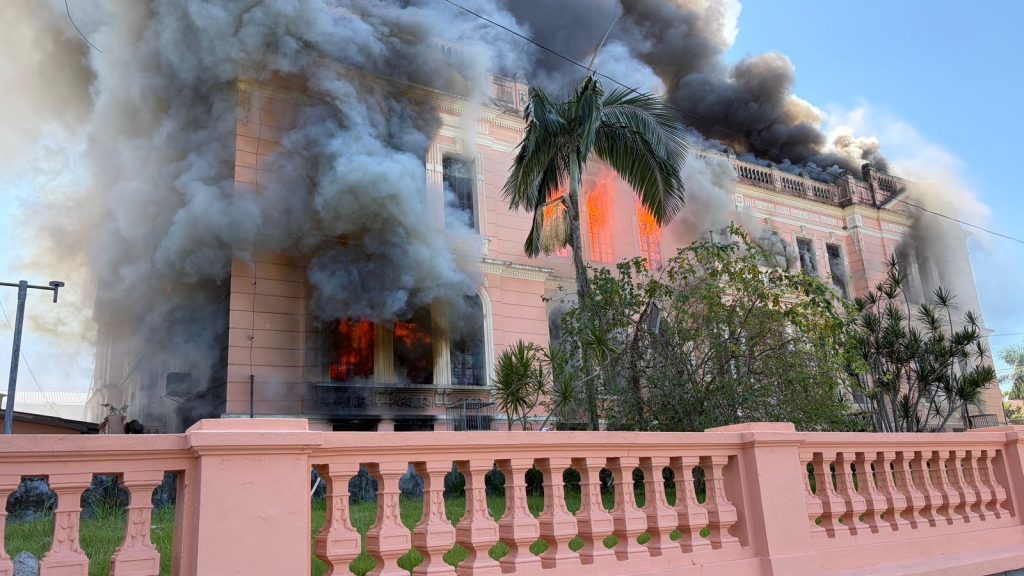 O incêndio atingiu o prédio histórico em 4 de abril e provocou a suspensão temporária das aulas presenciais. Foto: JB Litoral