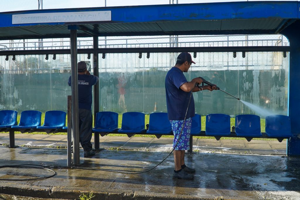 pontos de onibus limpeza foto pref de paranagua